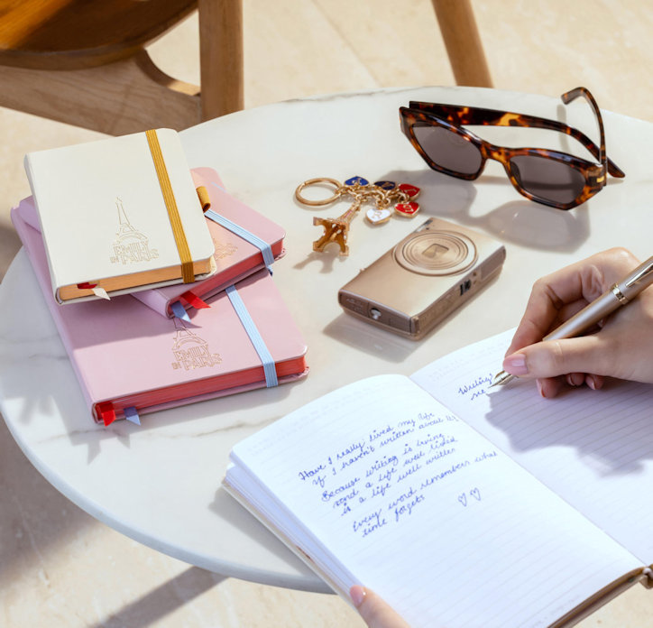 Zápisníky Emily in Paris s perem a elegantními doplňky