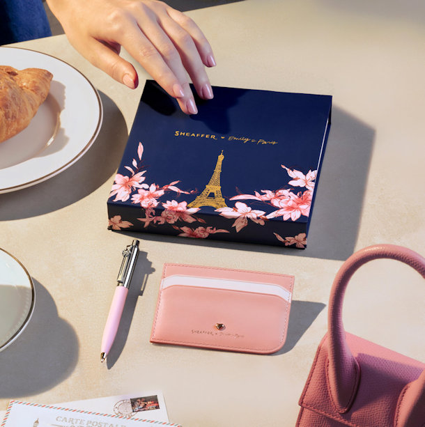 Luxusní dárková krabička Sheaffer x Emily in Paris s perem a peněženkou
